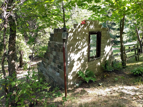 Small ruin on the side of the Filman Road trail