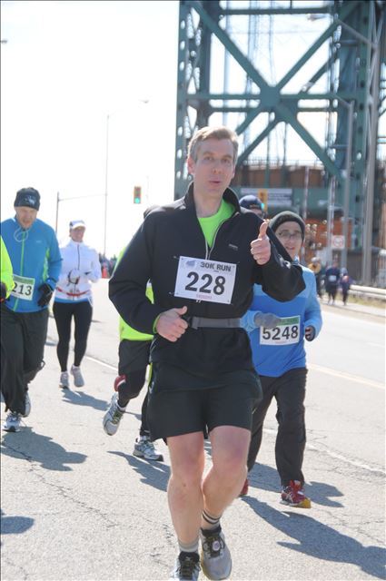 Thumbs up near the High Level Bridge (Image Credit: Marathonfoto)